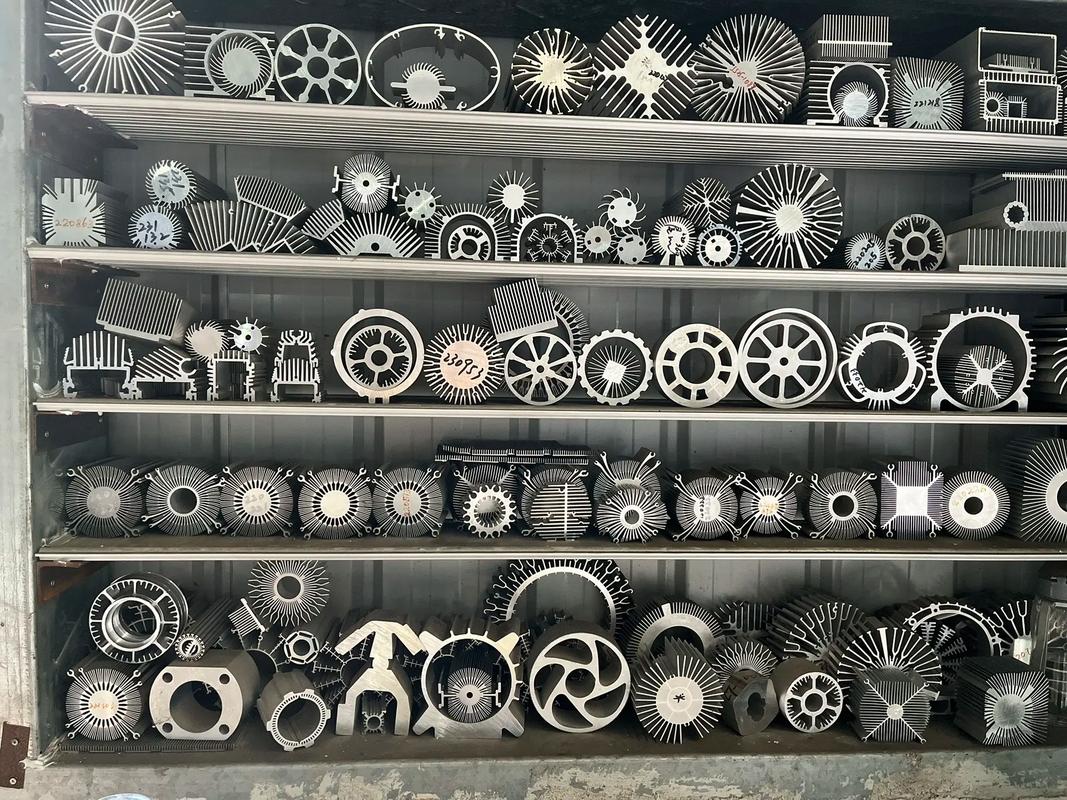 佛山泓嘉鋁業(yè).#鋁型材廠家 #生產(chǎn)車間現(xiàn)場 #出貨實(shí)拍 專業(yè)