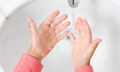 烘手機(jī)能讓手變干凈專家可能適得其反,教你正確擦干手的方法